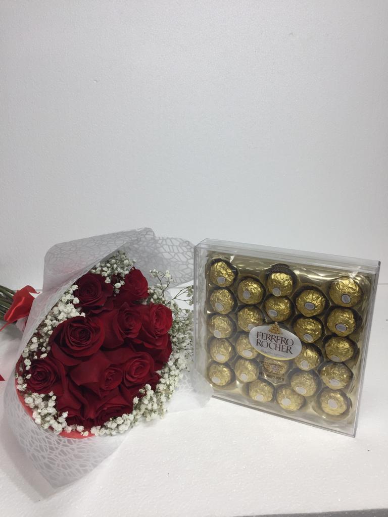 Ramo 12 Rosas y Bombones Ferrero Rocher 300 Gramos